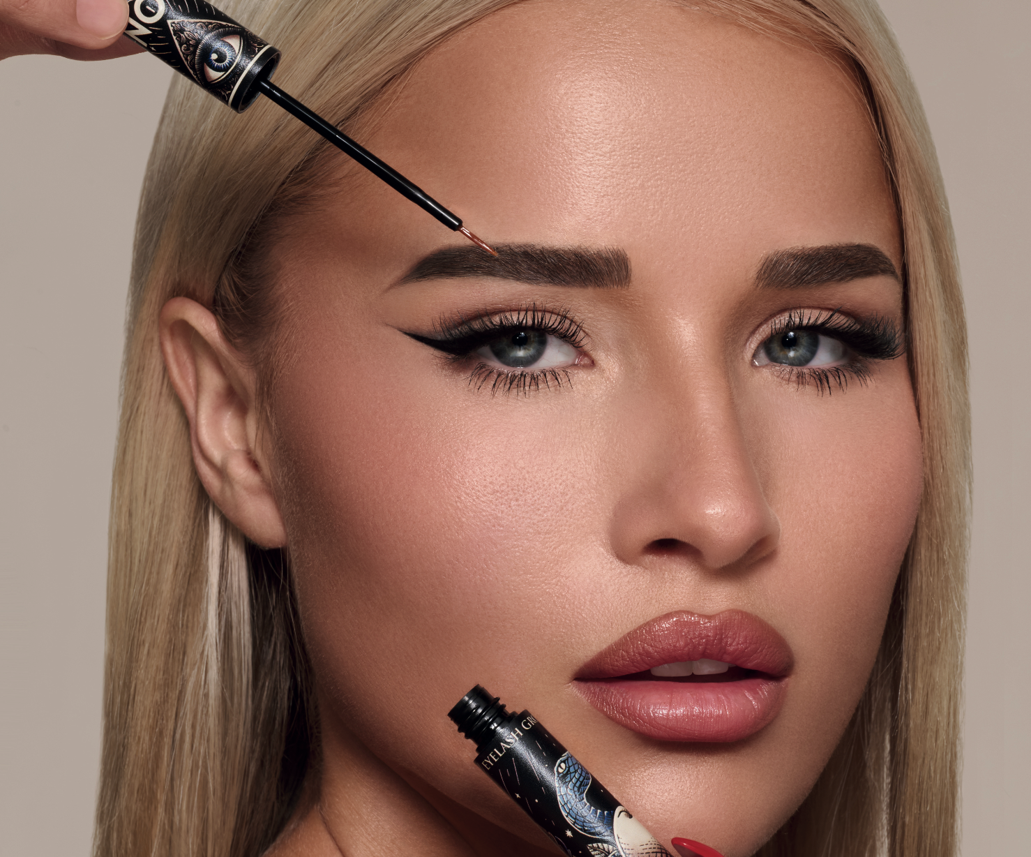 Frau trägt Mascara auf – Wimpernpflege und Hausmittel für gesundes Wimpernwachstum