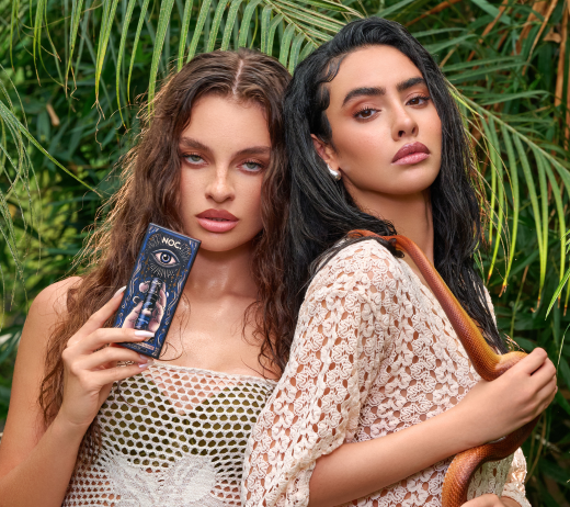 Frau trägt Mascara mit der richtigen Technik auf – 5 Tipps für gleichmäßige, klumpenfreie Wimpern