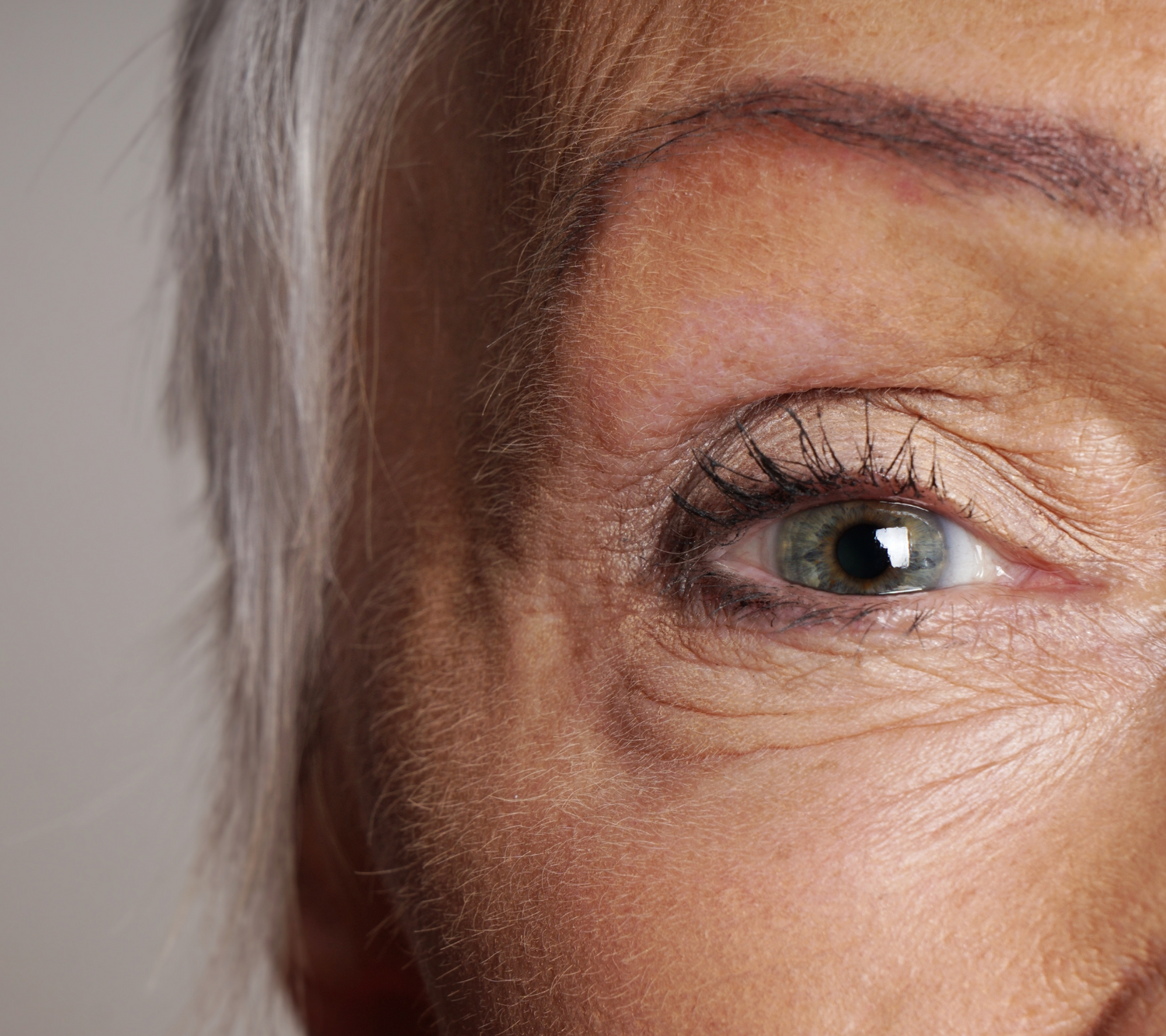 Wimpernpflege im Alter – Frau trägt Wimpernserum auf die Wimpernlinie auf