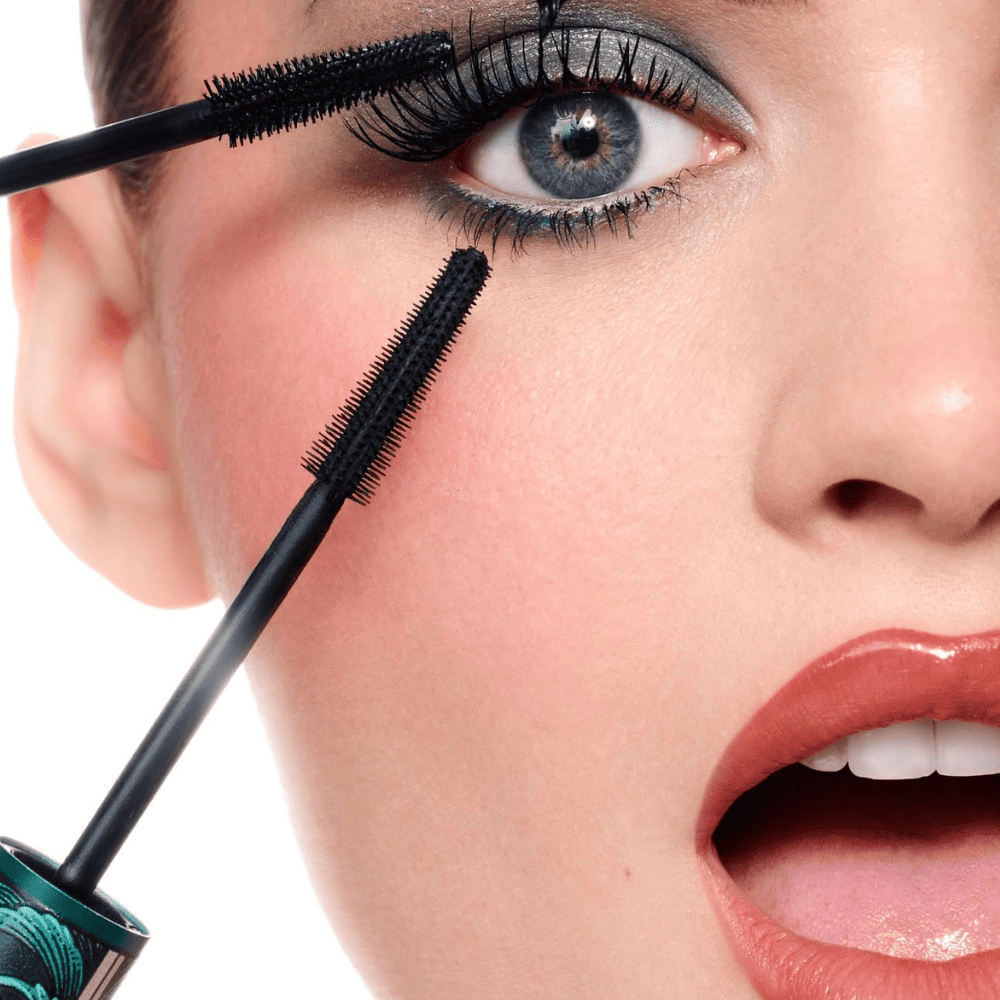 Mascara wird für Wispy Lashes ohne Extensions auf die Wimpern aufgetragen