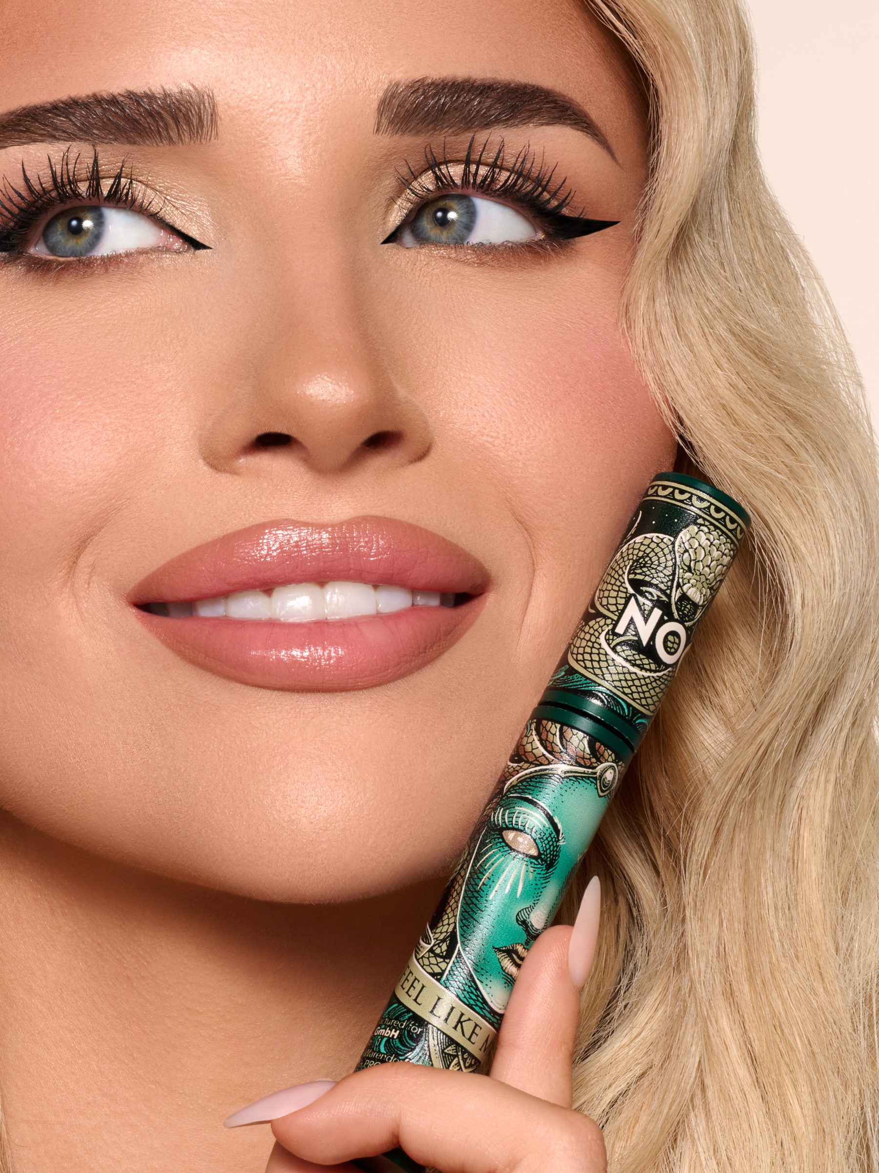 wasserfeste volumen mascara für lange wimpern model anwendung