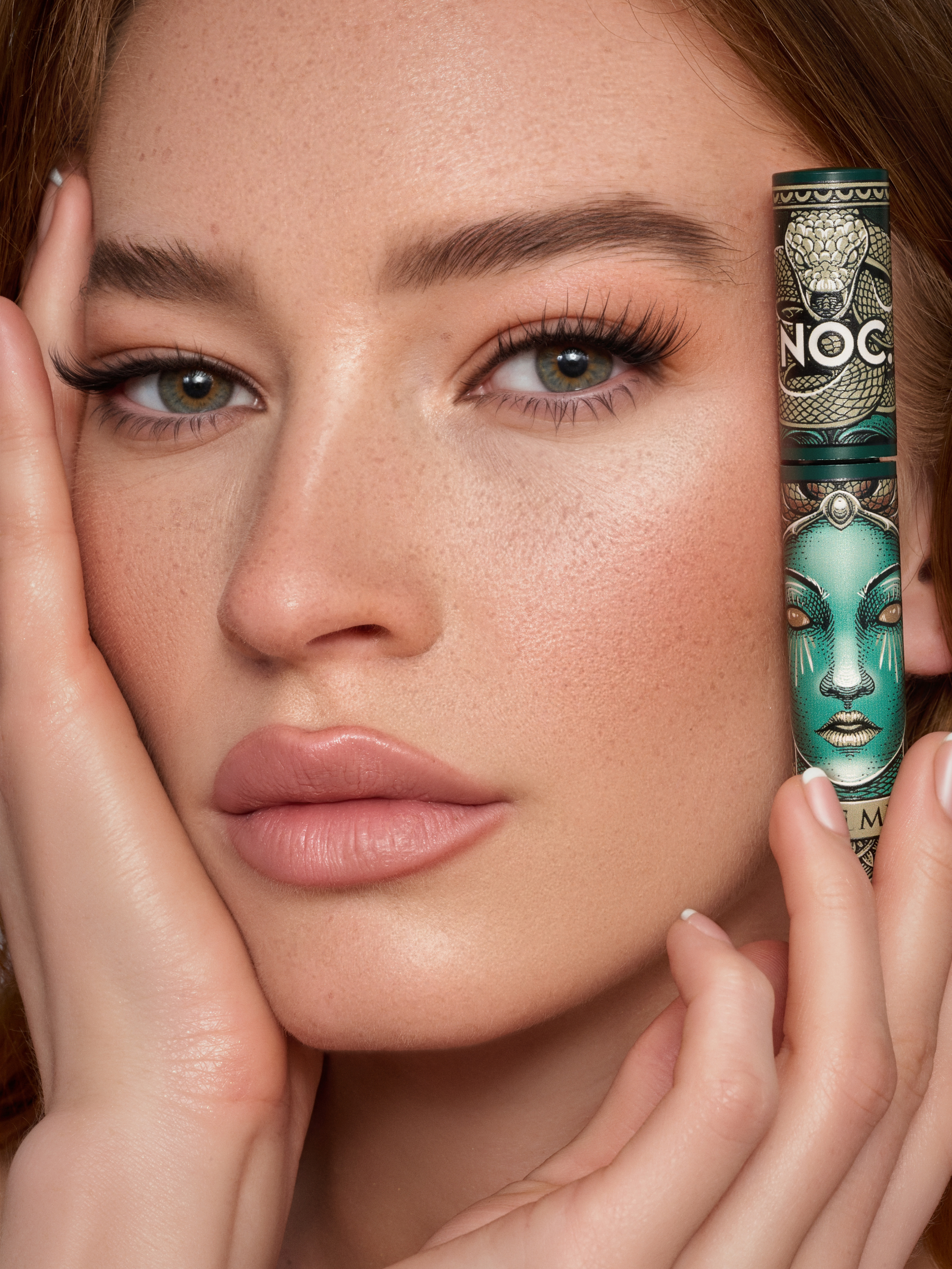 model haelt mascara fuer voluminöse und definierte wimpern