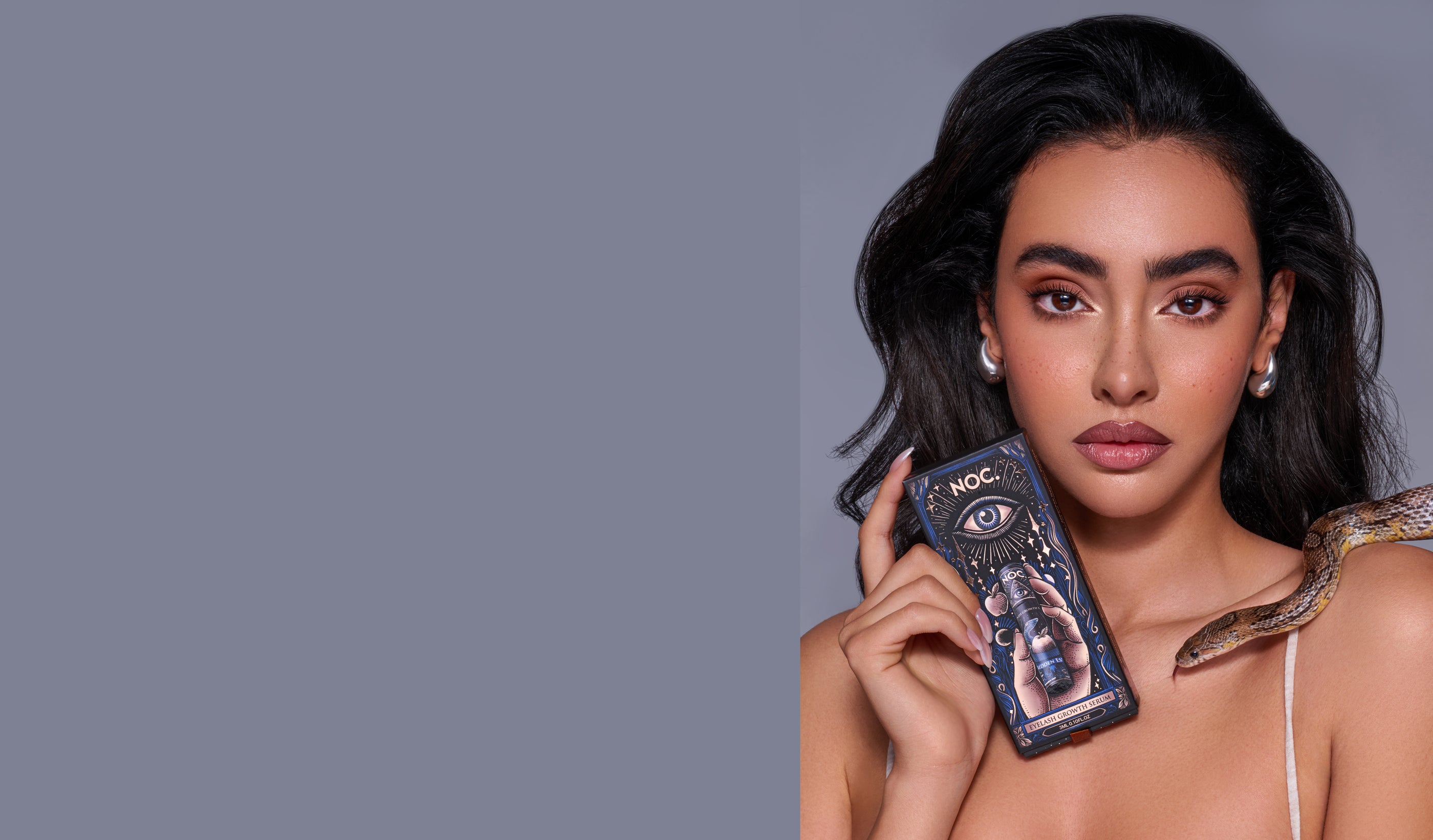 Elegantes Model hält ein luxuriöses Wimpernserum von NOC Cosmetics mit mystischer Ästhetik