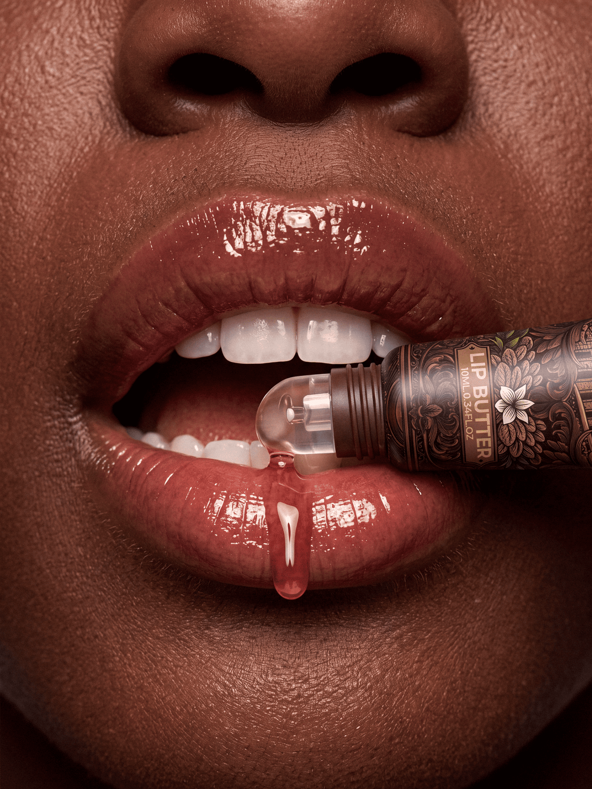 Glossy Lippen in warmes Nude-Braun mit Sin Tower Lip Butter, getönter Lippenbalsam mit Peptiden