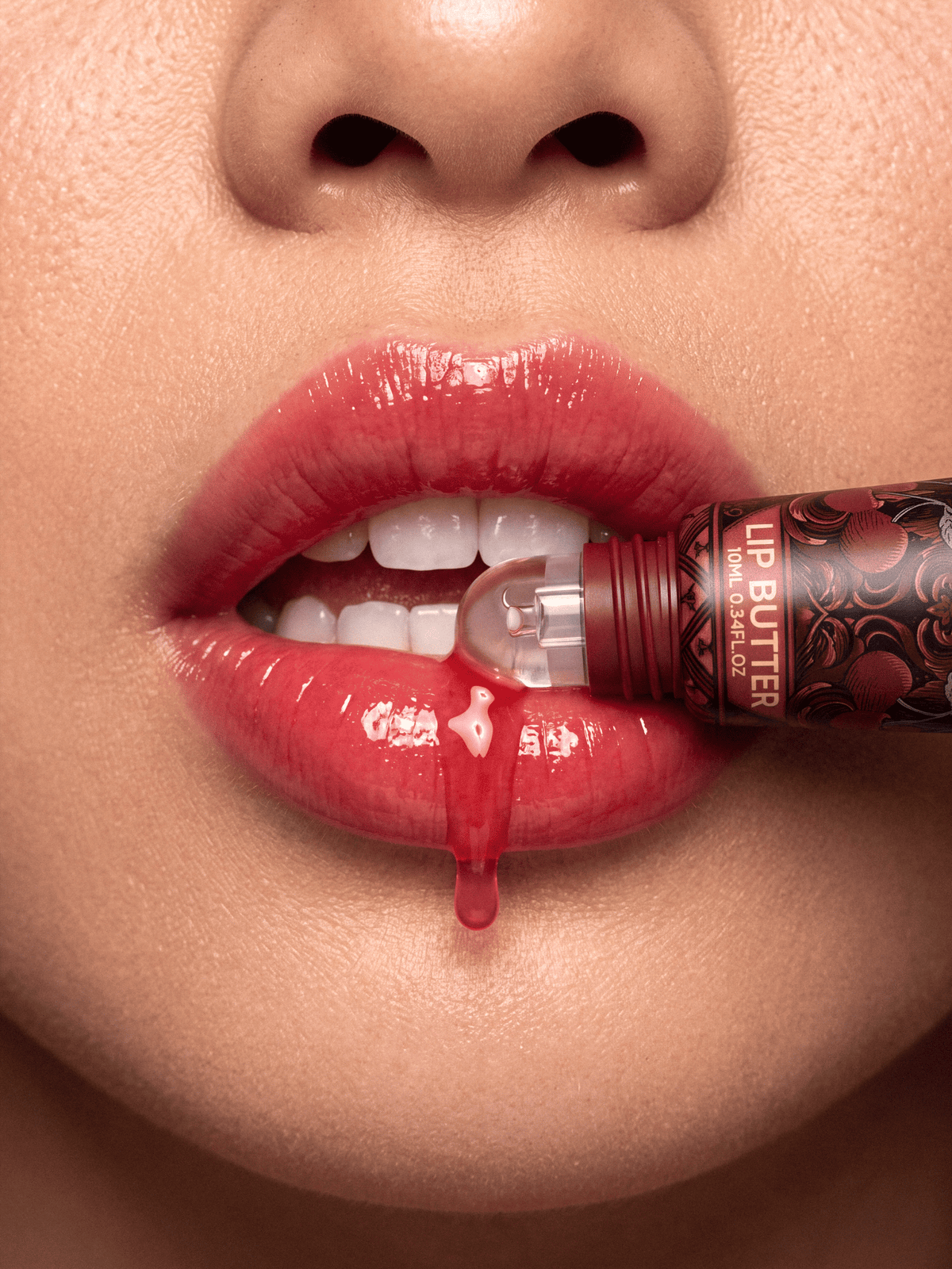 Glossy Lippen in sattes Kirschrot mit Hedon Flame Lip Butter, getönter Lippenbalsam mit Peptiden
