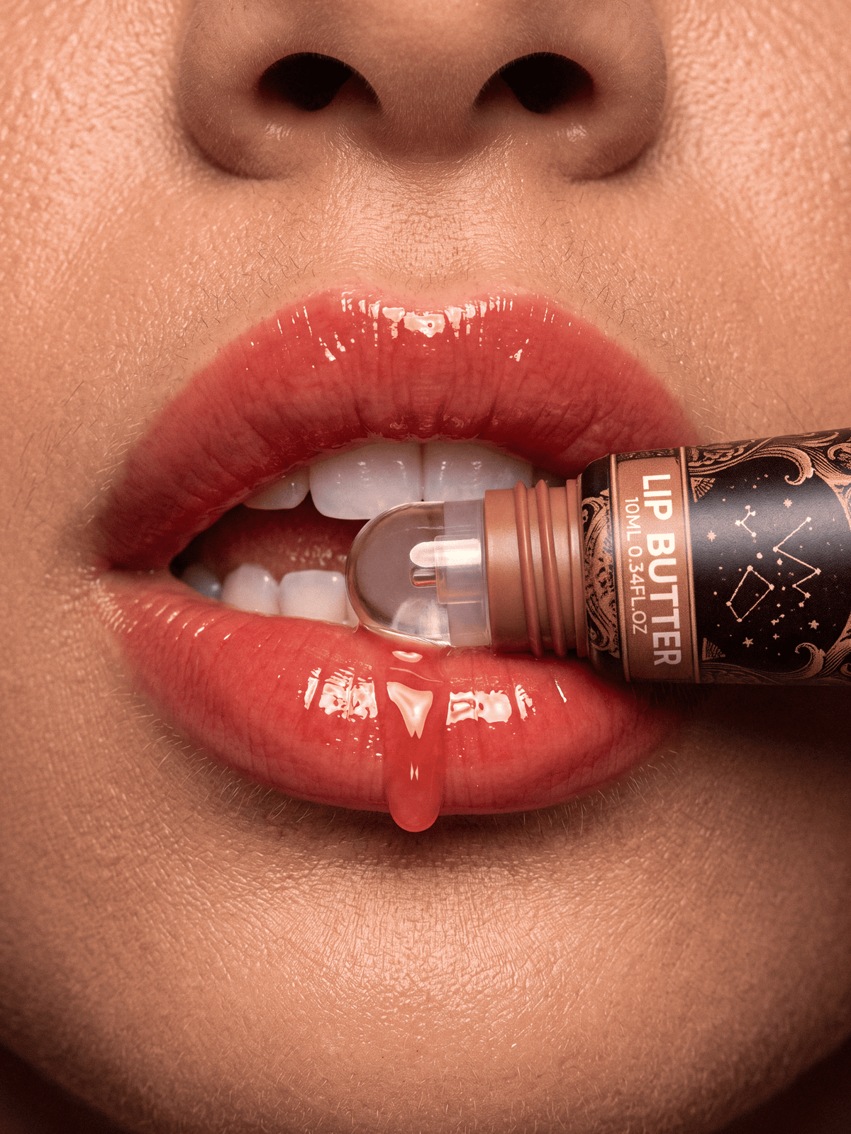 Glossy Lippen in warmes Terrakotta mit Occult Glow Lip Butter, getönter Lippenbalsam mit Peptiden