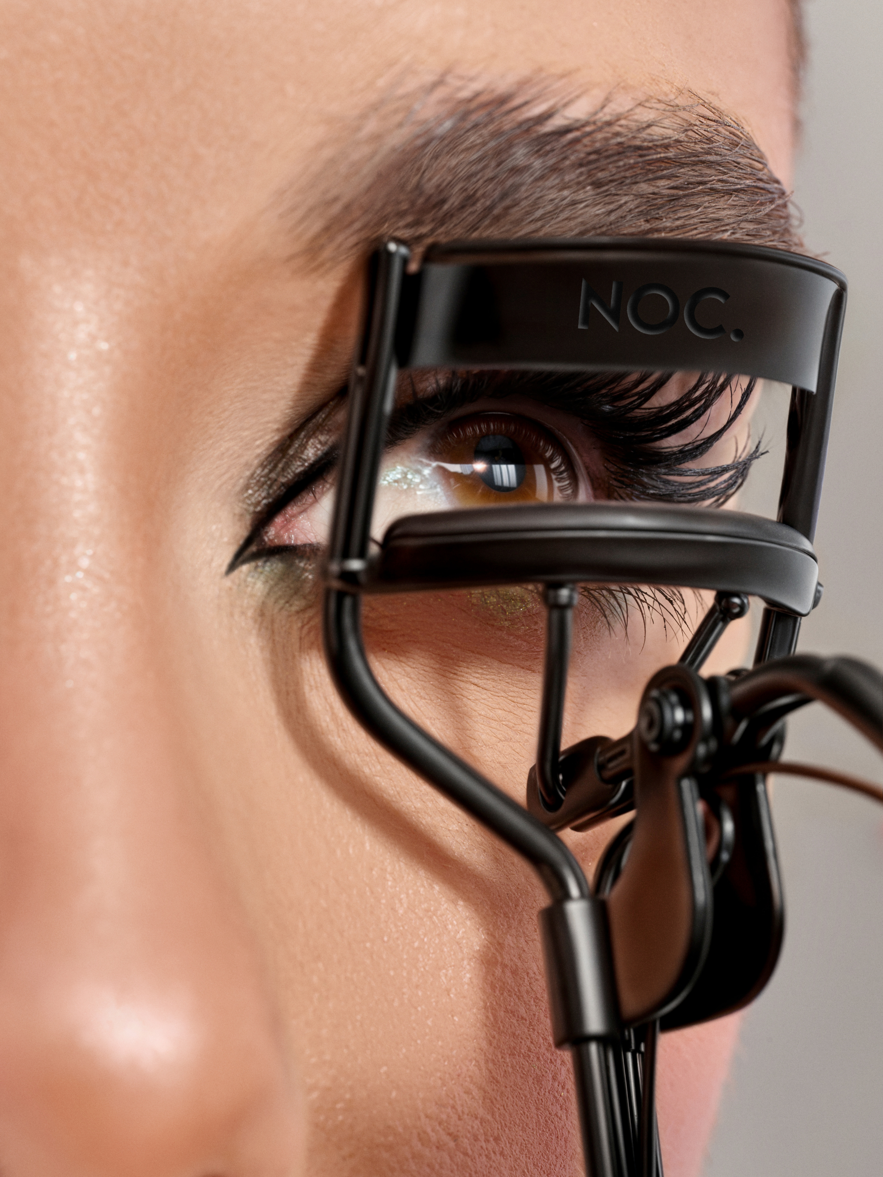 anwendung einer wimpernzange am auge fuer sofortigen schwung