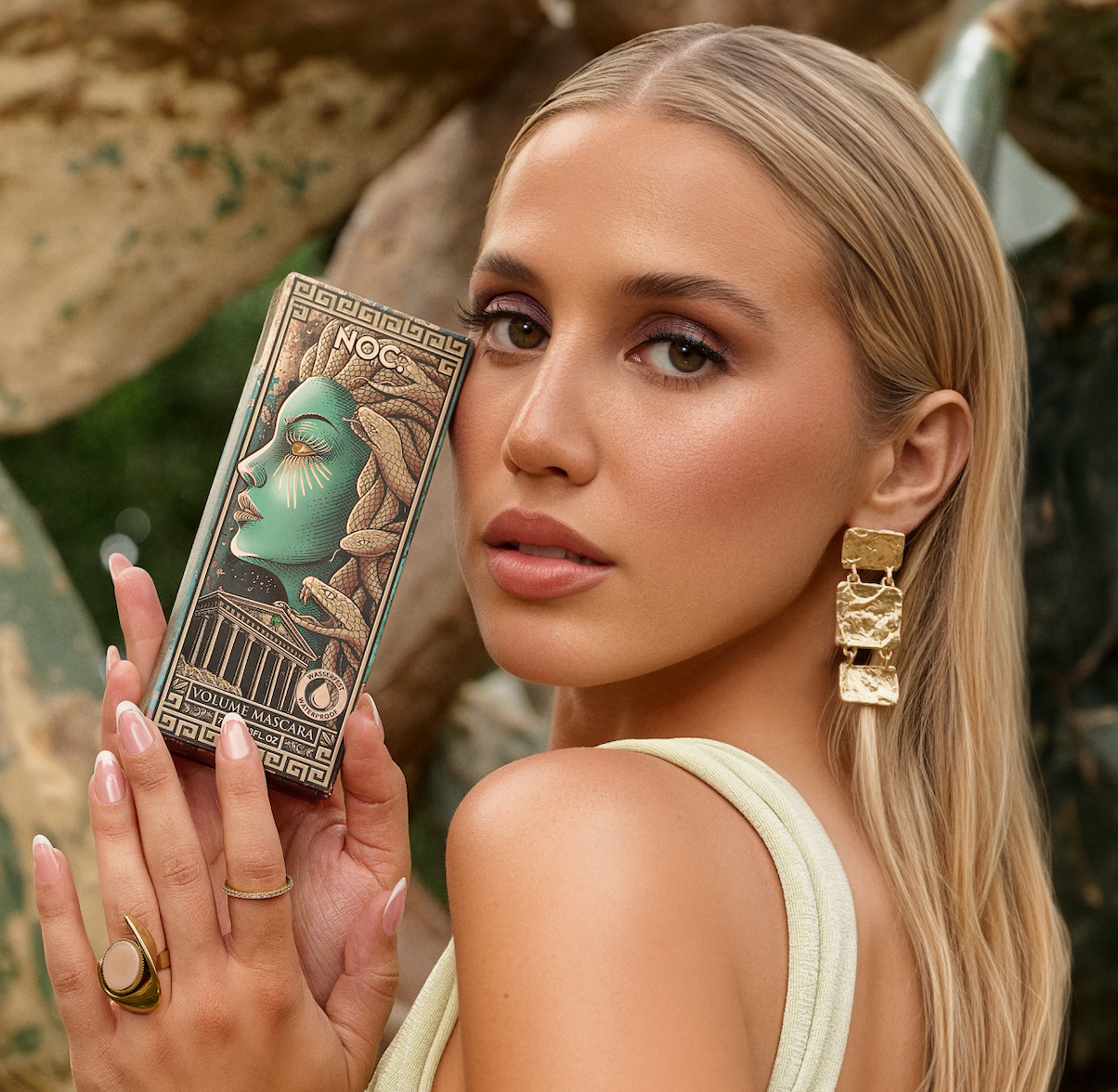 Bambi Eye Look mit langen, definierten Wimpern durch wasserfeste Volumen Mascara von NOC Cosmetics