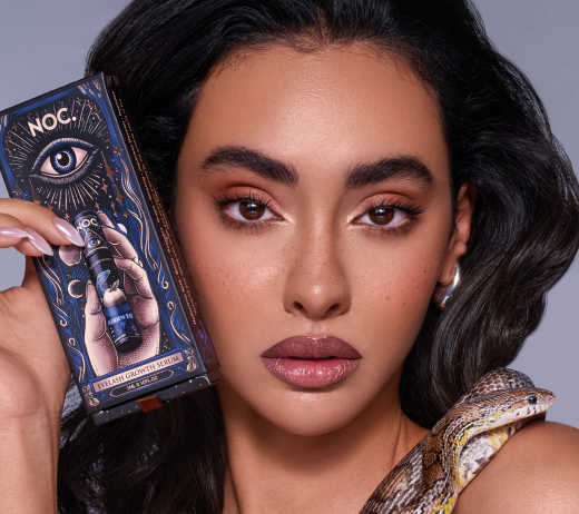 Frau schminkt empfindliche Augen schonend mit Mascara – Tipps gegen Reizungen und rote Augen