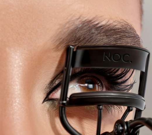 Cleopatra's Spell Wimpernzange von NOC. Cosmetics – elegantes Design für perfekt geschwungene Wimpern