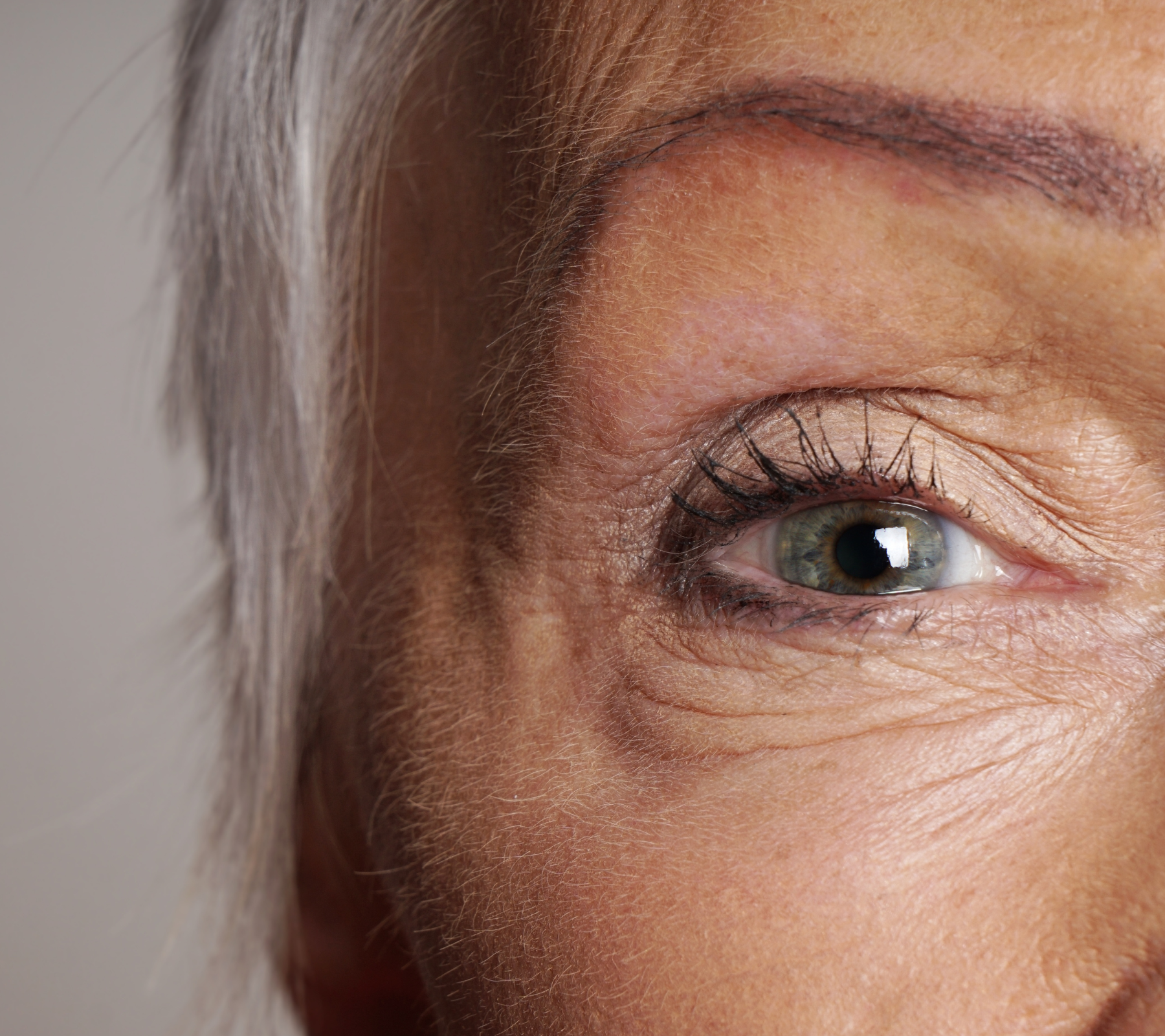 Wimpernpflege im Alter – Frau trägt Wimpernserum auf die Wimpernlinie auf