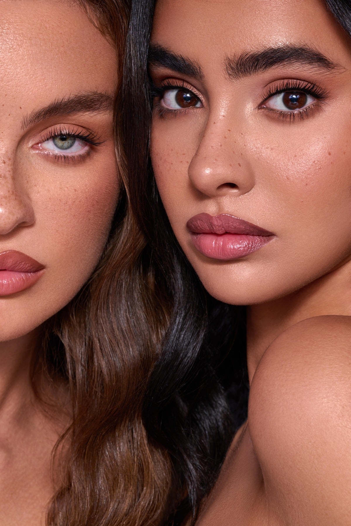 Zwei Frauen mit makelloser Haut und definierten Wimpern im Close-Up für luxuriöse Beauty Ästhetik