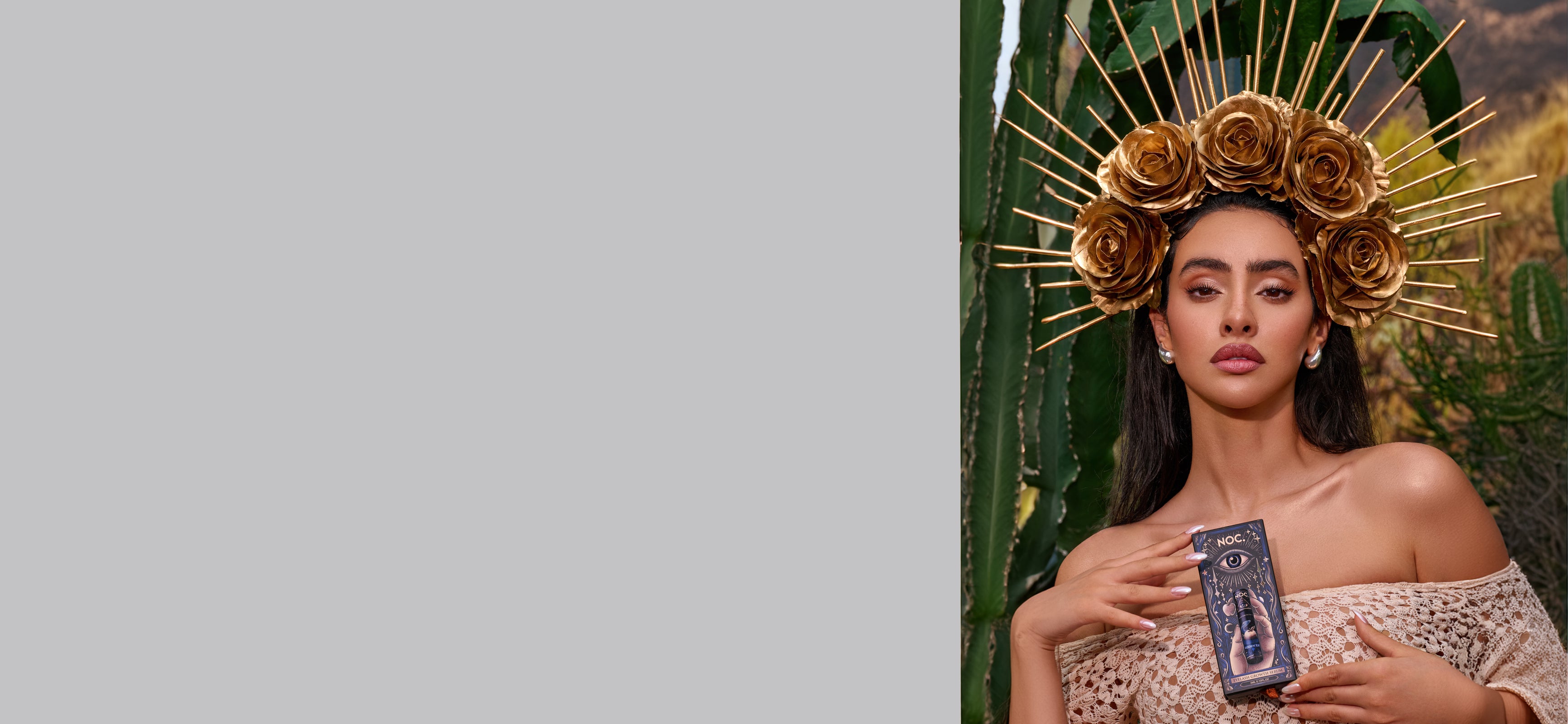 Elegantes Model mit goldener Krone hält ein luxuriöses Wimpernserum von NOC Cosmetics in einer ästhetischen, mystischen Umgebung