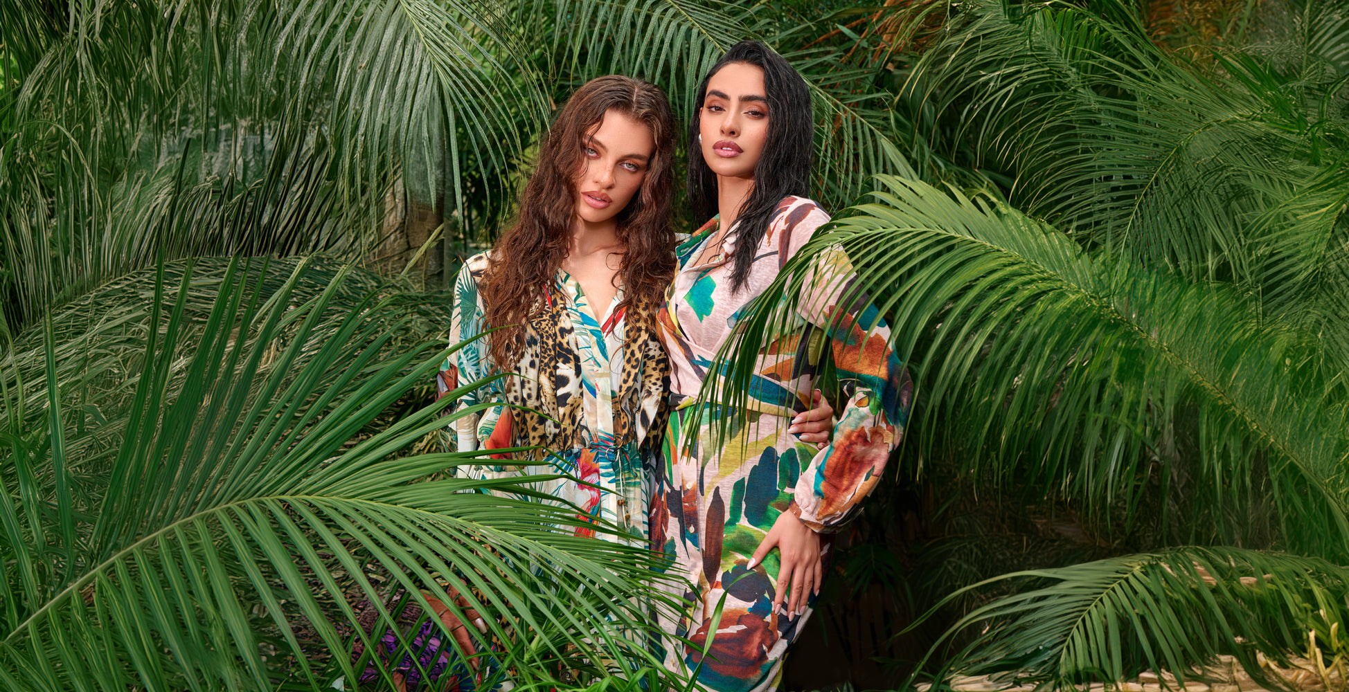 noc cosmetics markenbild mit zwei models im tropischen setting fuer luxuriöse beauty marke