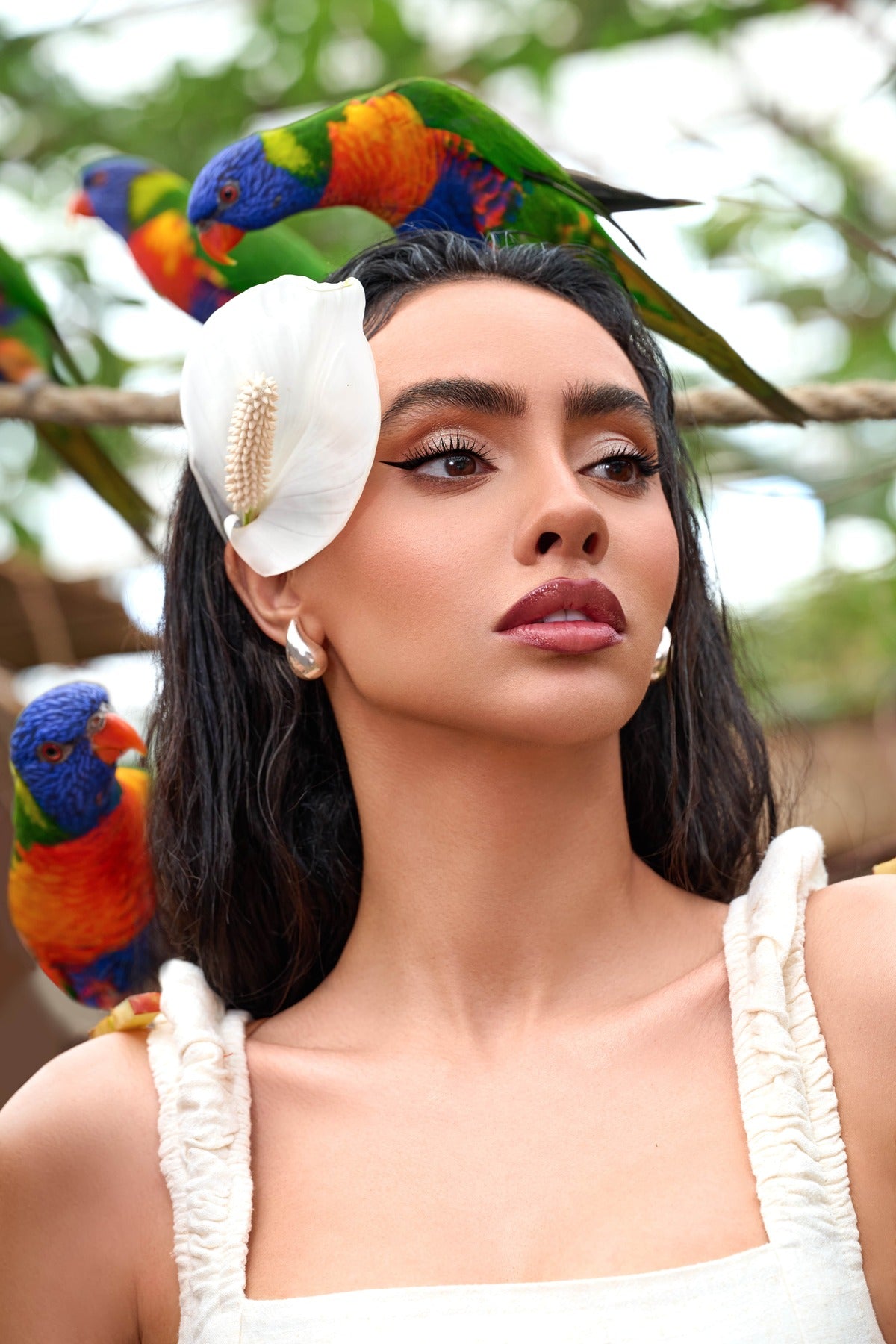 luxus beauty model mit exotischen vögeln und blume im tropischen setting für hochwertige kosmetik noc cosmetics