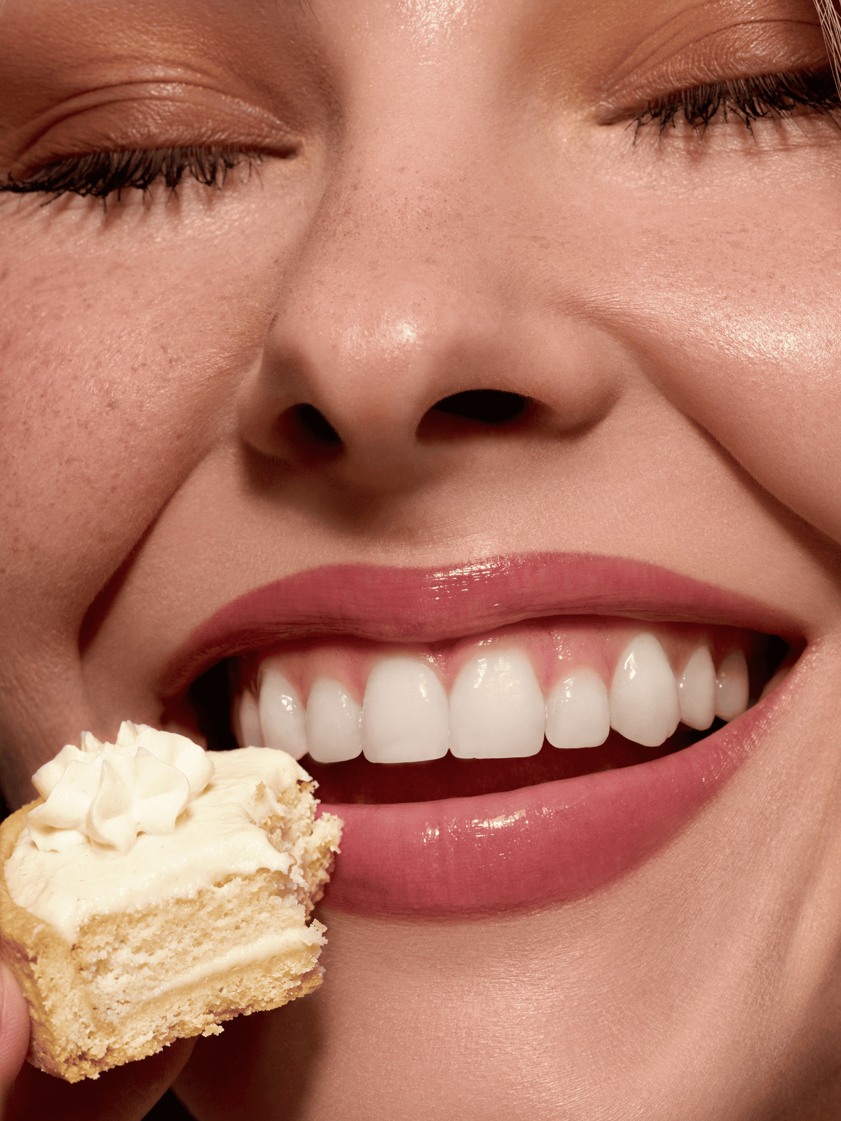 Lachendes Model mit gepflegten, rosé glänzenden Lippen und Occult Glow Lip Butter von NOC. Cosmetics