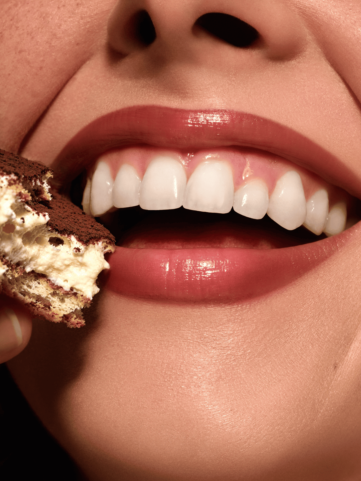 Glossy Lippen in warmem Nude-Braun mit Sin Tower Lip Butter von NOC. Cosmetics beim Biss in ein Tiramisu