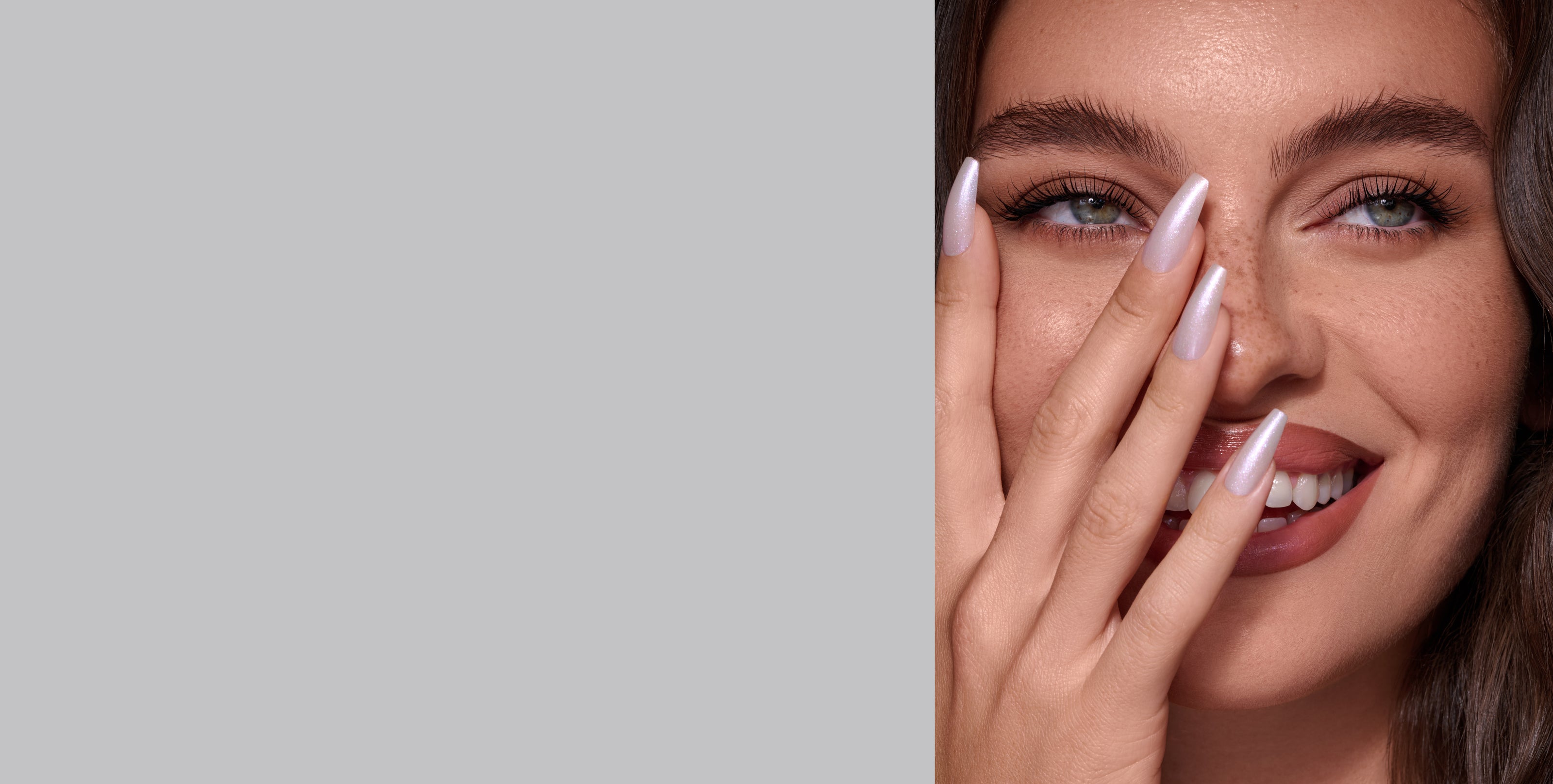 Nahaufnahme einer Frau mit strahlender Haut und gepflegten Nägeln für luxuriöse Beauty und Skincare Ästhetik