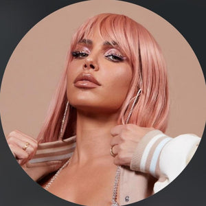 Model mit langen, dichten Wimpern als Ergebnis eines Wimpernserums für sichtbares Wachstum und Volumen